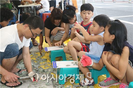 [포토]청자파편으로 만드는 여름 추억 