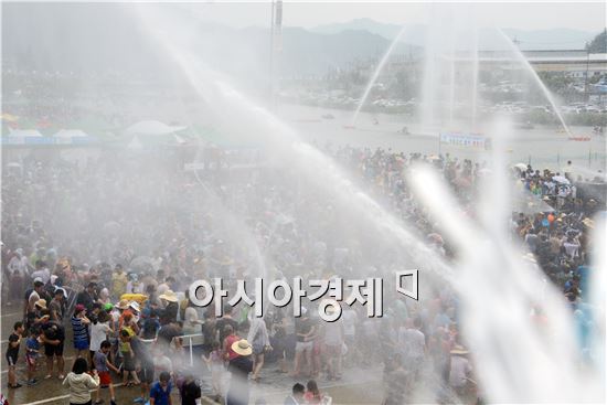 [포토]장흥 물축제,  지상최대 물싸움 인산인해