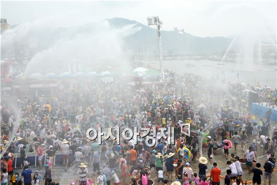 [포토]장흥 지상최대 물싸움 관광객 북적