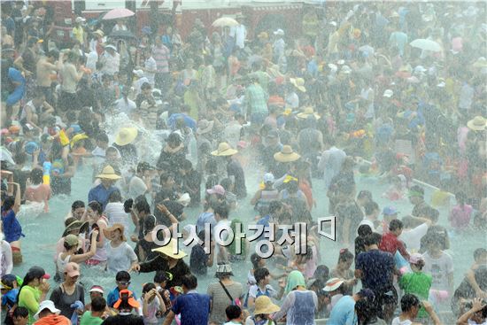 [포토]장흥 지상최대 물싸움 관광객 북적