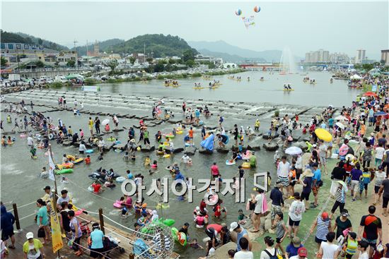 [포토]장흥 탐진강에서 더위 식히는 관광객들