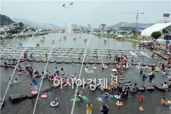[포토]장흥 탐진강에서 더위 식히는 관광객들