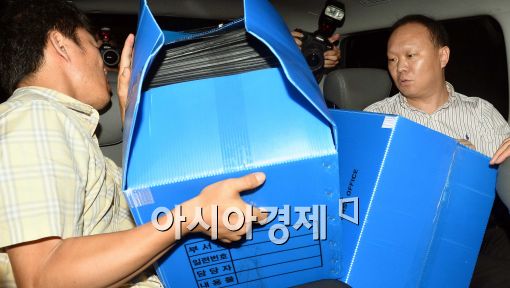 [포토]압수수색 물품 싣는 검찰