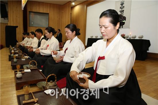 [포토] 강진청자축제장에서 '다례(茶禮)' 시연