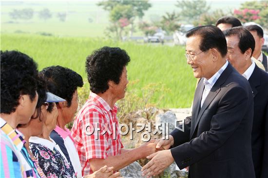 [포토]박준영 전남도지사, 보성대은행복마을 방문