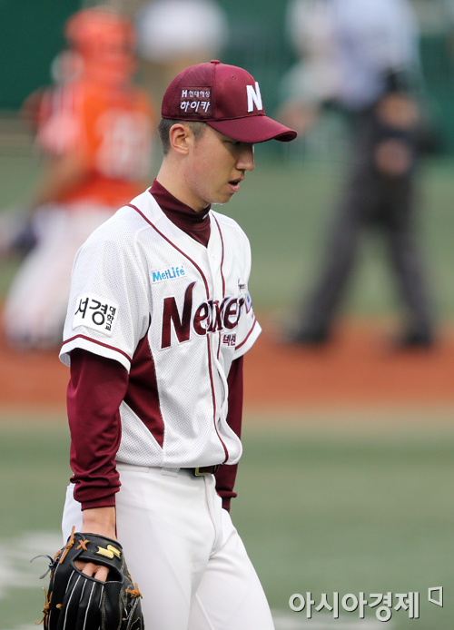 [포토] 1이닝 6실점 강윤구 '맙소사'