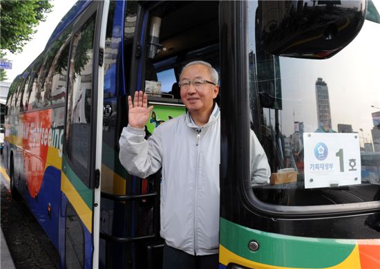 현오석, 현장챙기기 1호는 새만금(종합)