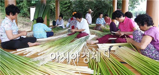 [화보]전통 왕골공예품 명맥 잇는 함평 외세마을 주민들