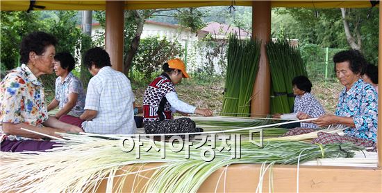 [화보]전통 왕골공예품 명맥 잇는 함평 외세마을 주민들