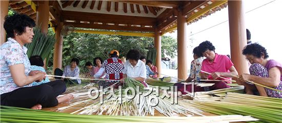 [화보]전통 왕골공예품 명맥 잇는 함평 외세마을 주민들