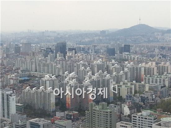 수도권 아파트 평균 전셋값이 처음으로 2억원대로 올라섰다. 사진은 서울시내 아파트단지 모습이다.