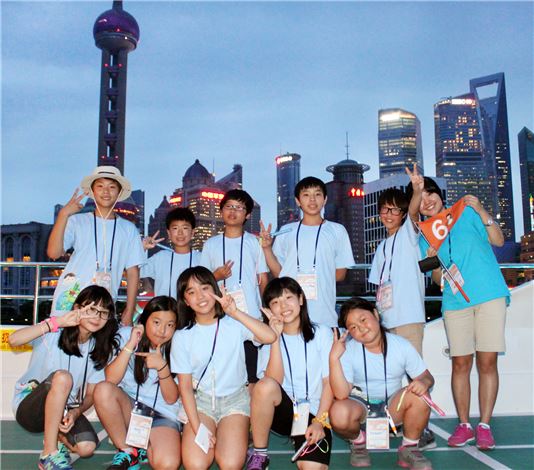 '제10회 글로벌 문화체험' 행사에 참여한 학생들이 중국상해 동방명주를 방문해 역사와 문화를 체험했다.