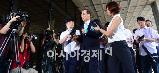 [포토]검찰로 향하는 전군표