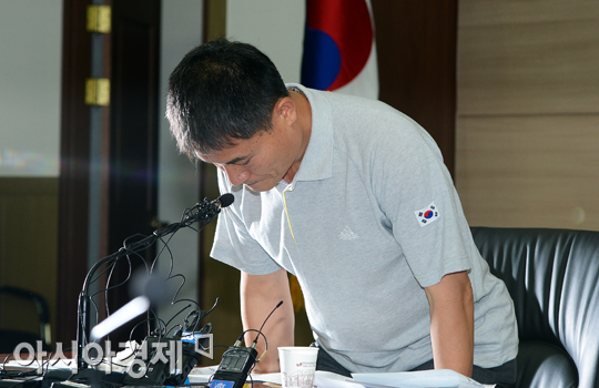 [포토] 고개 숙인 오승우 역도대표팀 총 감독