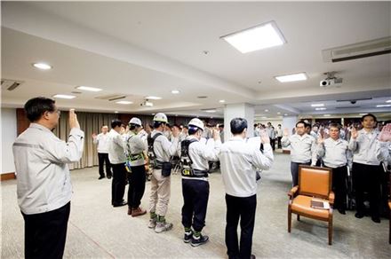 경남기업이 1일 답십리동 본사에서 '신 윤리경영 선포식'을 가졌다. 김호영 대표이사를 포함해 이날 참석한 임직원들이 윤리강령에 선서하고 있다.