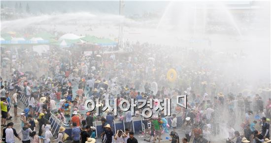무더위를 날려버린 ‘제6회 정남진 장흥 물축제’  성료