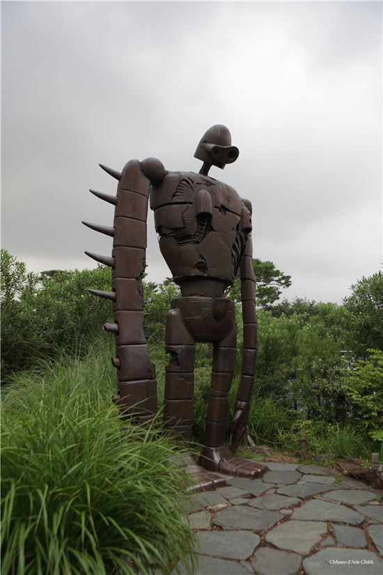 지브리미술관 옥상 정원에는 '천공의 성, 라퓨타'에 등장한 거신병 로봇이 우뚝 서있다. (사진제공=대원미디어, 지브리미술관)