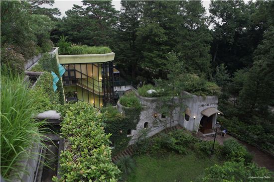 숲 속에 둘러쌓인 지브리미술관. 미야자키 하야오의 자연친화적 세계관이 구현된 공간이다. (사진제공=대원미디어, 지브리미술관)