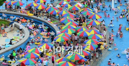 [포토]시민들로 붐비는 한강야외수영장