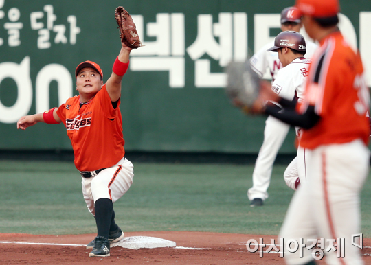 [포토] 김태균 '글러브에 쏙'