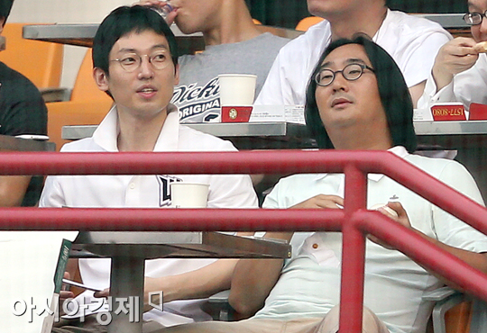 [포토] 허민 구단주 '안태영 잘하나~'