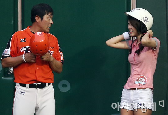 [포토] 이종범 코치 '헬멧 쓰고 있으려니 많이 덥죠?'