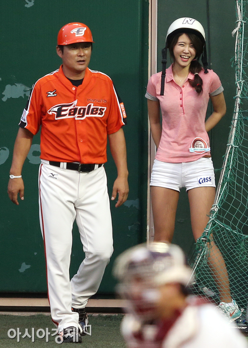 [포토] 넥센 배트걸 '이종범 코치님 농담도 잘하셔'