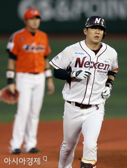 [포토] 김민성 '내 방망이는 뜨겁다'