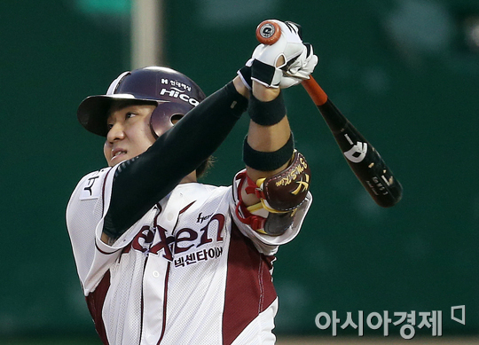 [포토] 만루홈런치는 김민성 '내 방망이 불방망이'