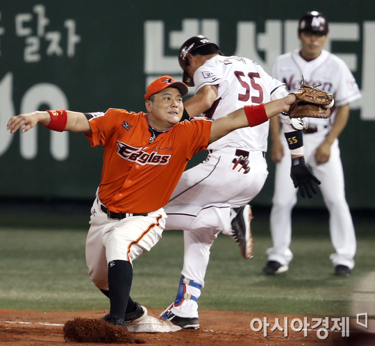 [포토] 김태균 '위험한 송구야'
