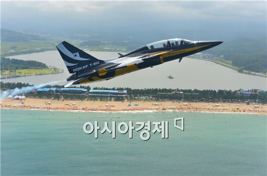 강릉 앞바다 수놓은 공군 블랙이글팀