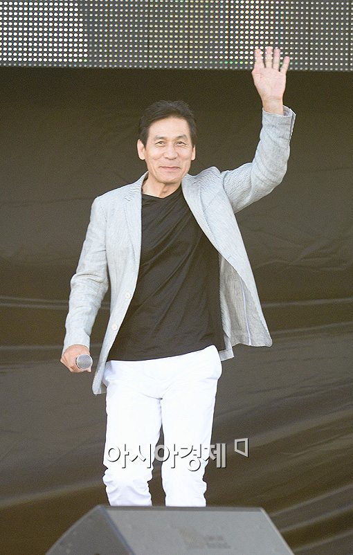 [포토]안성기, 뜨거운 환호 받으며 '입장'