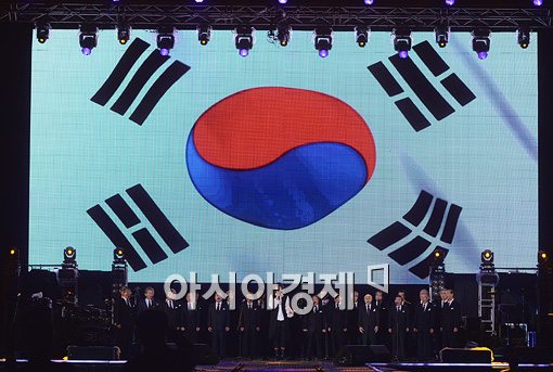 [포토]애국가 부르는 김장훈