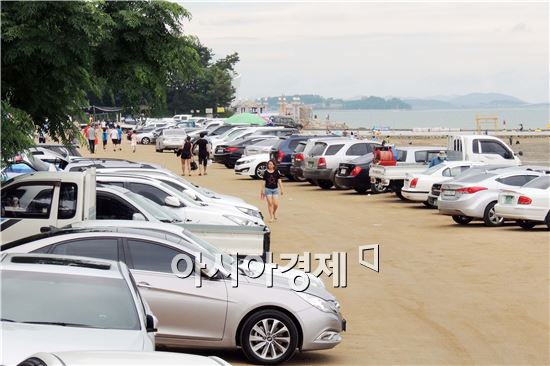 [포토]해수욕장 가득 메운 차량들