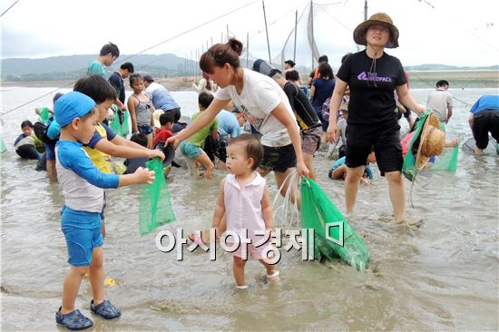 [포토]엄마와 함께 고기잡아요