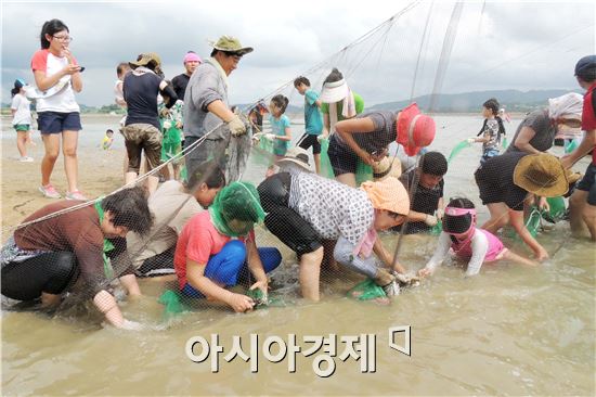 [포토]더위도 식히고  개막이 체험도 하고 
