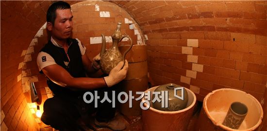 [포토]화목(火木)가마서 구운 강진청자 경매 열기 