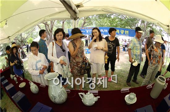 [포토]화목(火木)가마서 구운 강진청자 경매 열기 