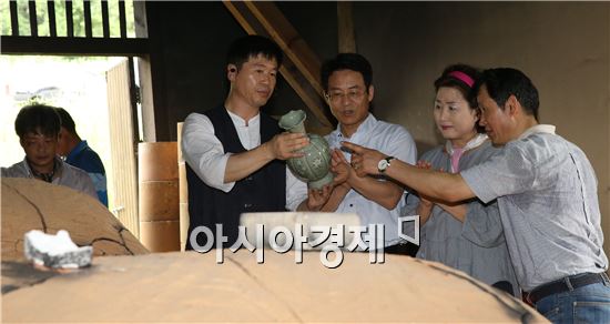 [포토]화목(火木)가마서 구운 강진청자 경매 열기 
