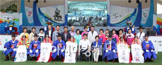 3일 강진청자축제장 내 상설무대에서 열린 국제합동 전통혼례식 행사가 끝난 후 기념촬영을 하고 있다.