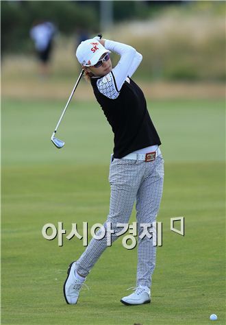  최나연이 브리티시여자오픈 최종 4라운드 2번홀에서 세컨드 샷을 하고 있다. 스코틀랜드=Getty images/멀티비츠 