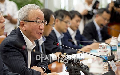 [포토]세법개정 관련 발언하는 현오석 부총리