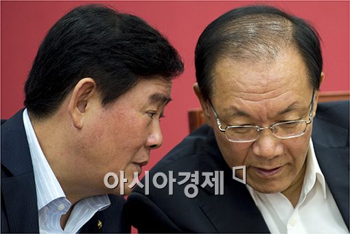 [포토]귀속말 나누는 황우여, 최경환