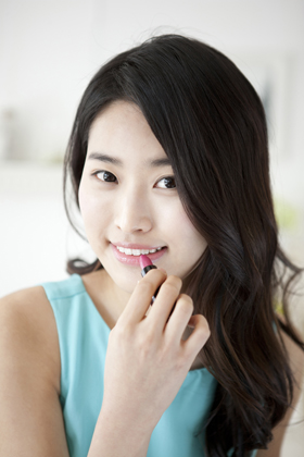 하얀 얼굴 빨리 노화, 검은 피부보다 노화 속도 2배 빨라 