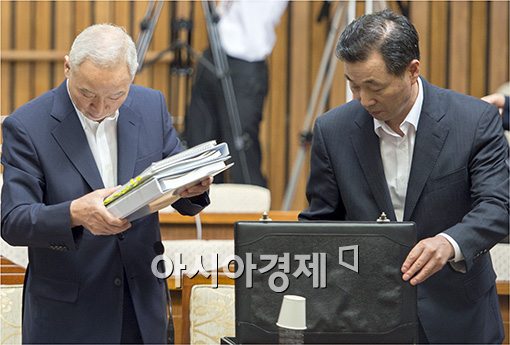 [포토]청문회 자료 정리하는 남재준 국정원장