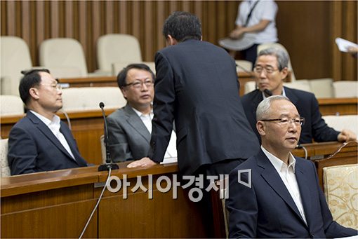 [포토]심각한 국정원 관계자들