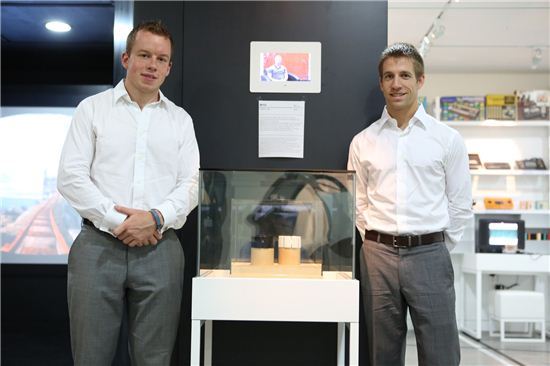 사진설명= 넥슨컴퓨터박물관에 전시된 MYO와함께 기념사진 촬영중인 Stephen Lake(좌) Aaron Grant(우) 모습.
