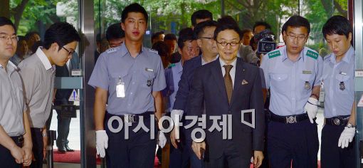 [포토]들어서는 이건호 KB국민은행장