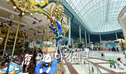 [포토]롯데월드, 고강도 절전규제에 따른 LED 교체작업