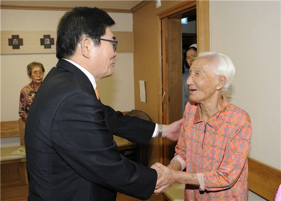김기동 광진구청장(왼쪽)이 경로당을 방문, 어르신과 인사를 나누고 있다.